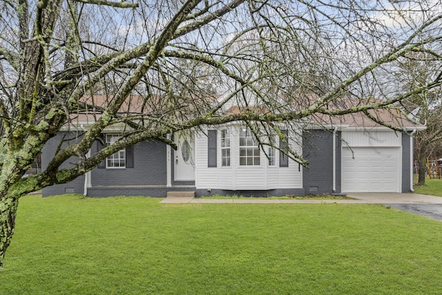 view of front of house with a front lawn and a garage