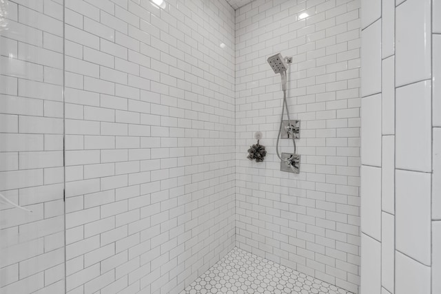 bathroom featuring a tile shower