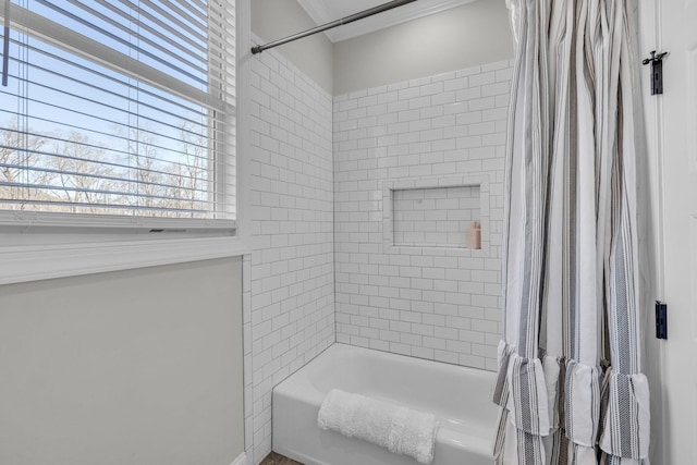 bathroom featuring tiled shower / bath