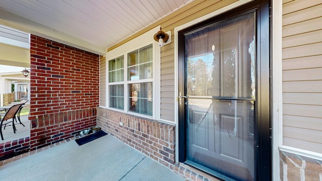 entrance to property featuring covered porch