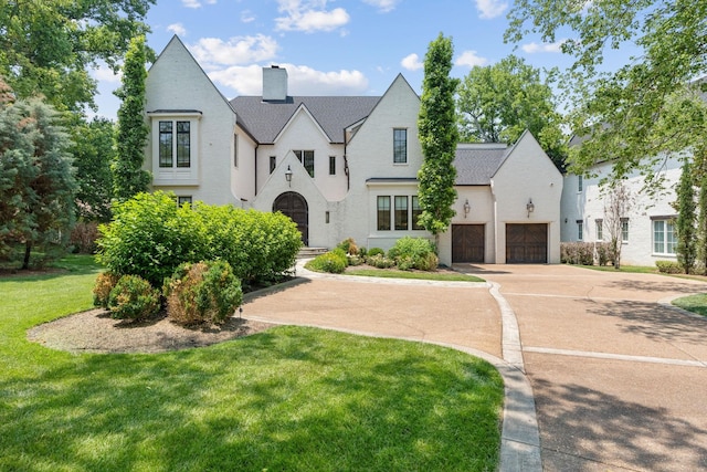 view of front of house featuring a front lawn