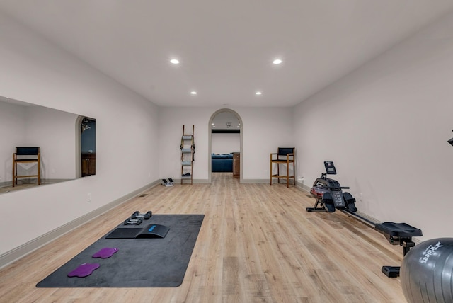 exercise area with light hardwood / wood-style flooring