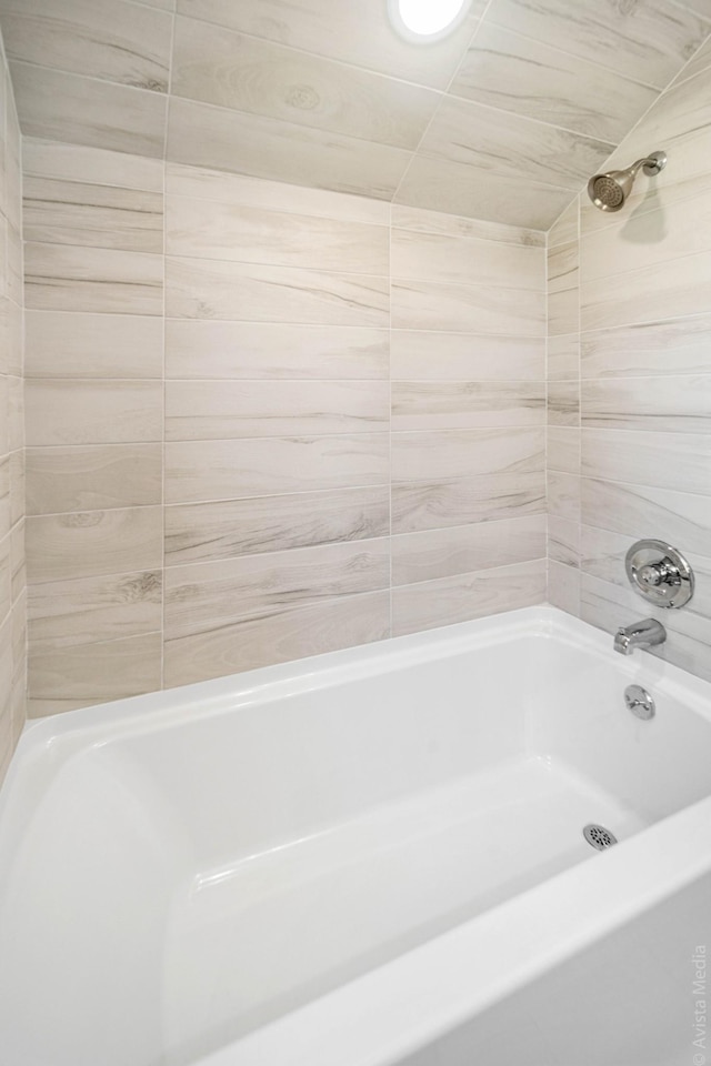 bathroom with tiled shower / bath