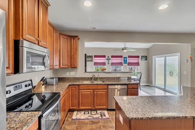 kitchen featuring appliances with stainless steel finishes, sink, ceiling fan, and kitchen peninsula