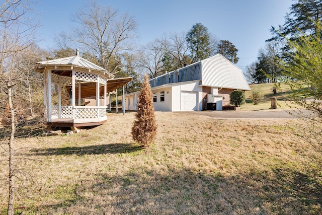 view of yard with a garage