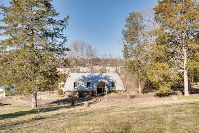 view of front of home featuring a front yard