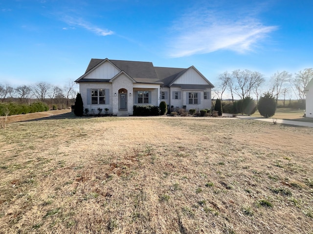 view of front of property with a front lawn