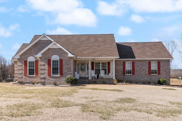 ranch-style home featuring a front lawn and a porch