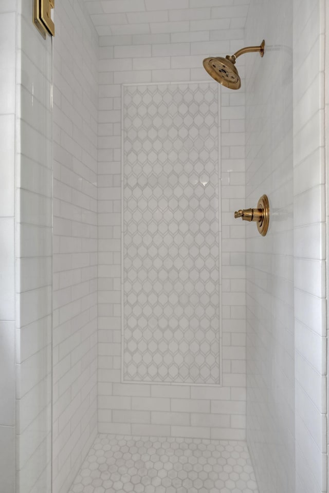 bathroom featuring tiled shower