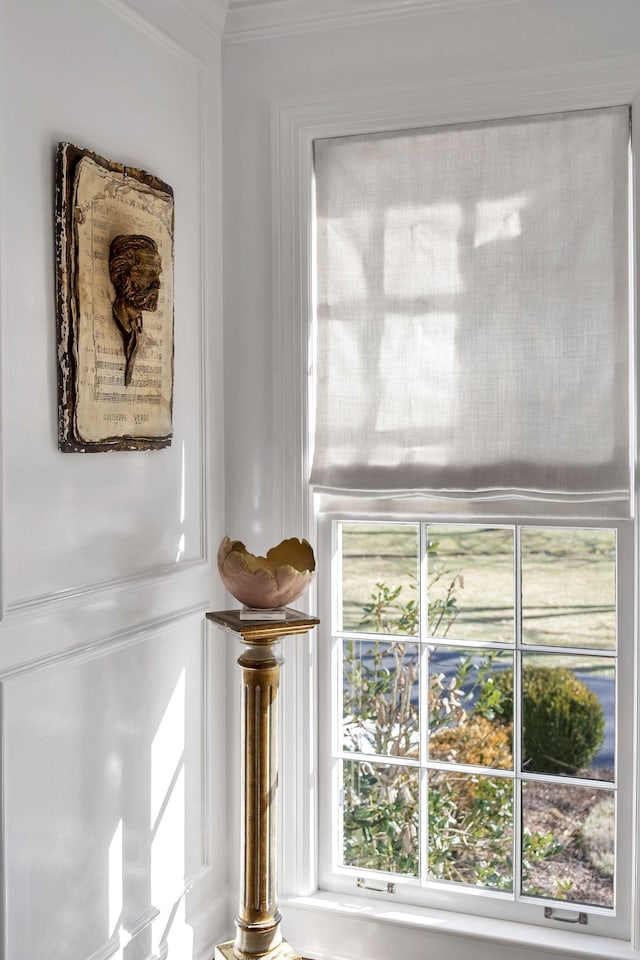 interior details featuring ornamental molding