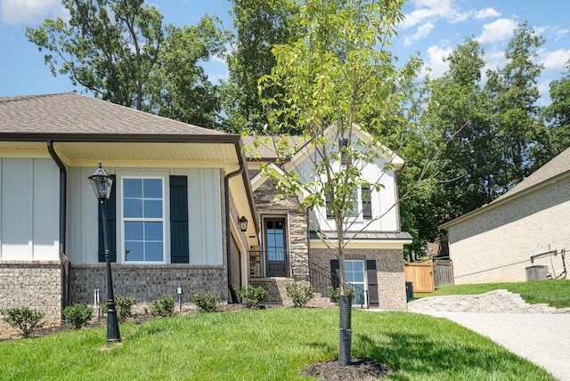 view of front of house featuring a front lawn