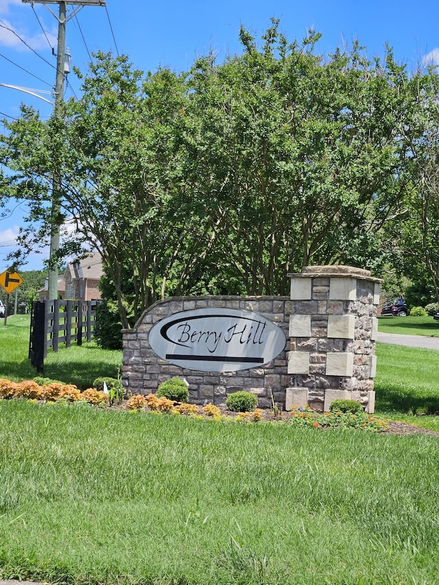 community / neighborhood sign featuring a yard