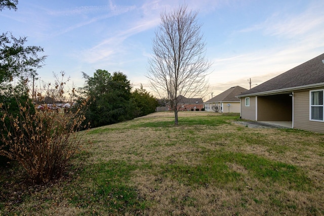 view of yard at dusk