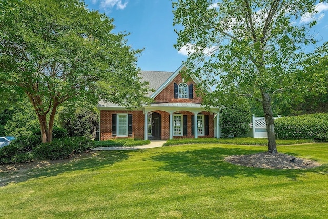 view of front of property featuring a porch and a front lawn