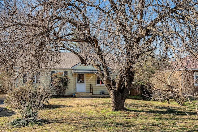 view of front of property featuring a front yard