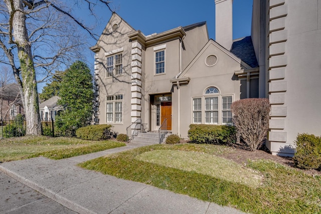 view of front of house featuring a front lawn