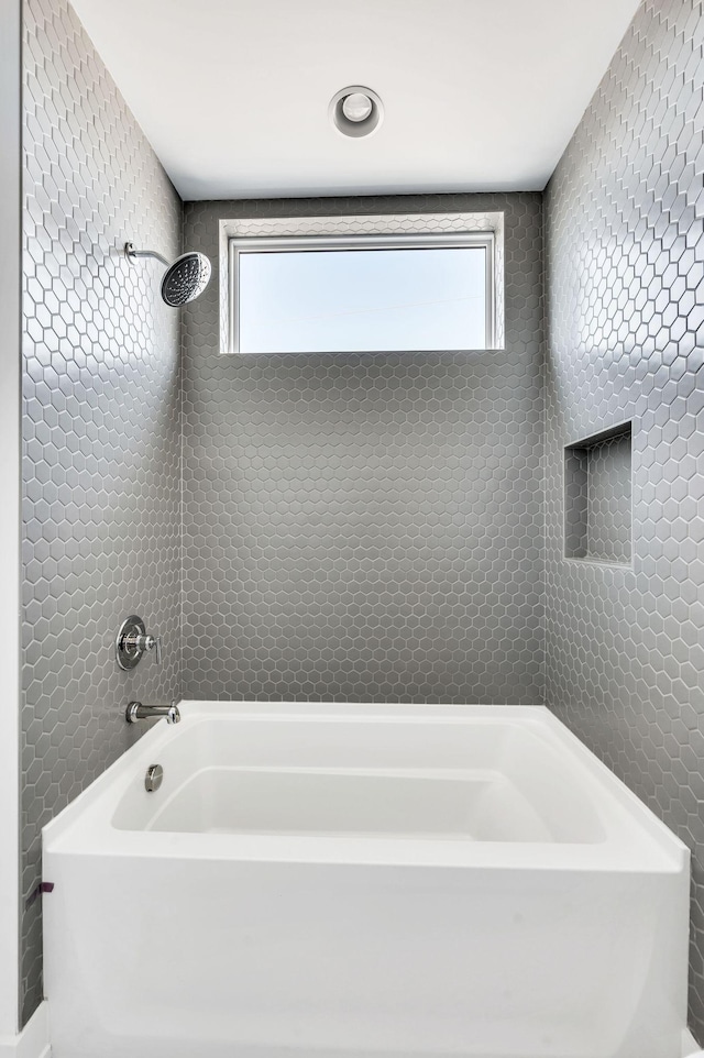 bathroom featuring tiled shower / bath combo