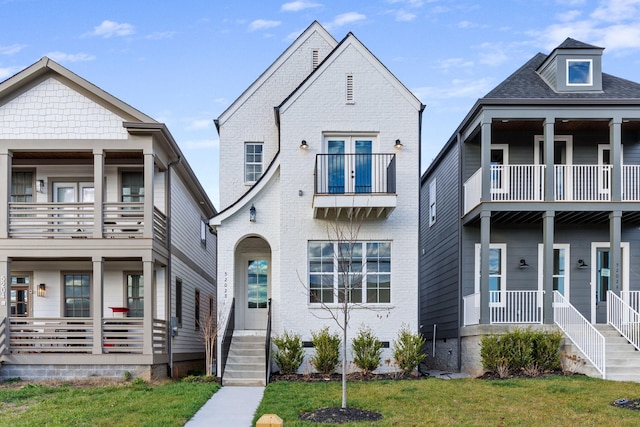 view of front of property featuring a front yard