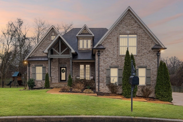 view of front of property featuring a lawn