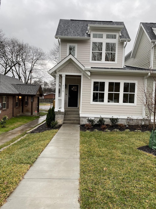 view of front facade featuring a front lawn