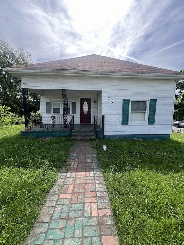 view of front facade with a front yard and a porch