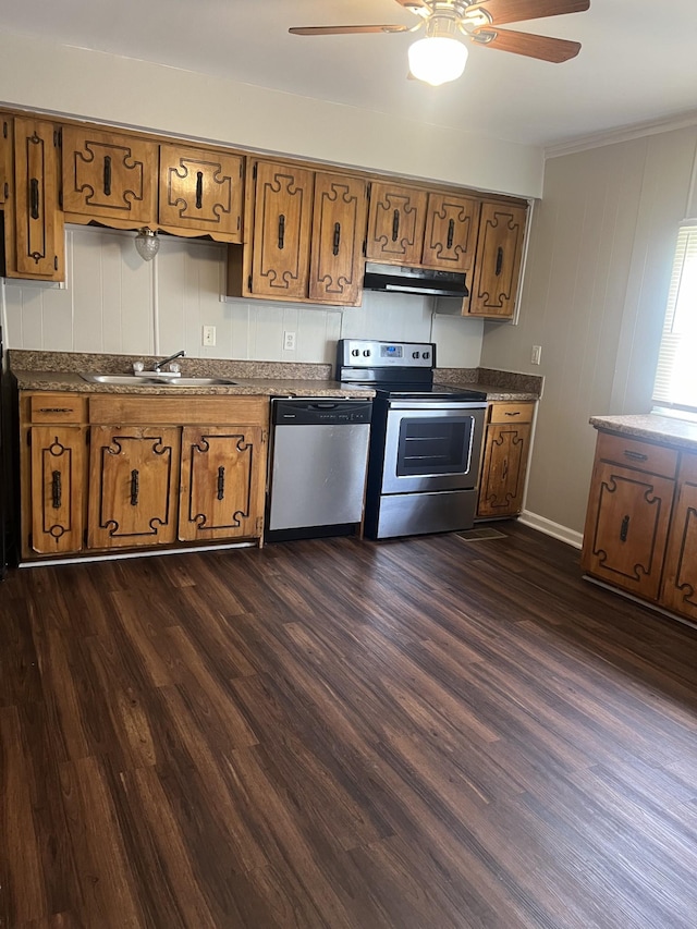 kitchen with ceiling fan, appliances with stainless steel finishes, dark hardwood / wood-style floors, and sink