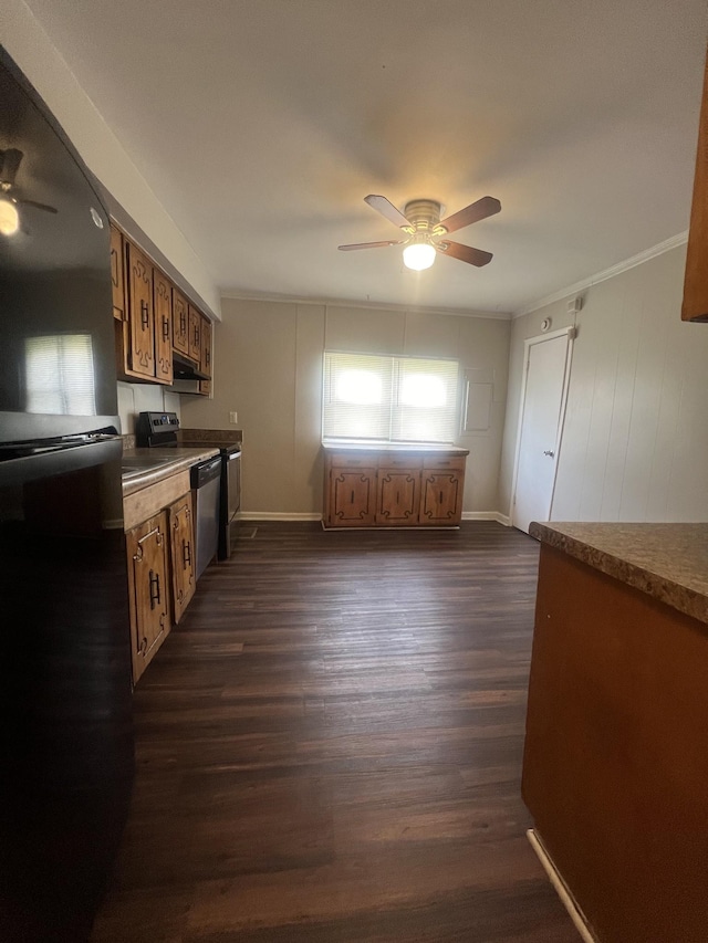 kitchen featuring crown molding, dark wood-type flooring, stainless steel appliances, and ceiling fan