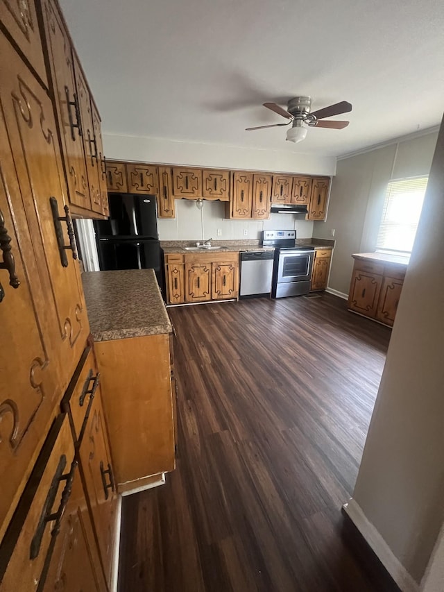 kitchen with dark wood-type flooring, ceiling fan, stainless steel appliances, and sink