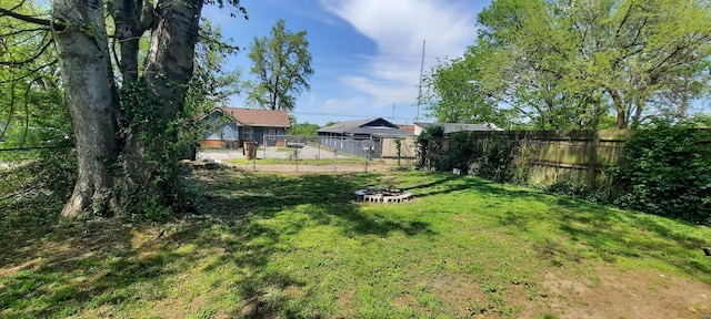 view of yard featuring a fire pit