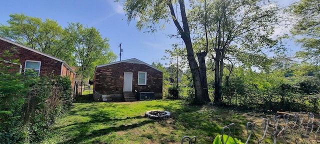 view of yard featuring an outdoor fire pit