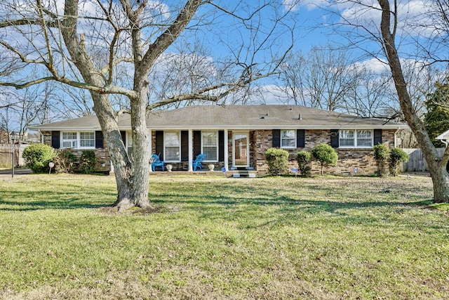 single story home with a front lawn