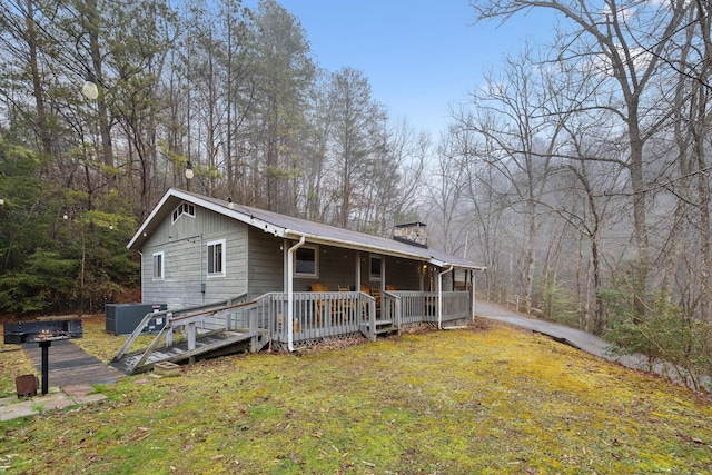 view of front of property featuring central AC and a front lawn