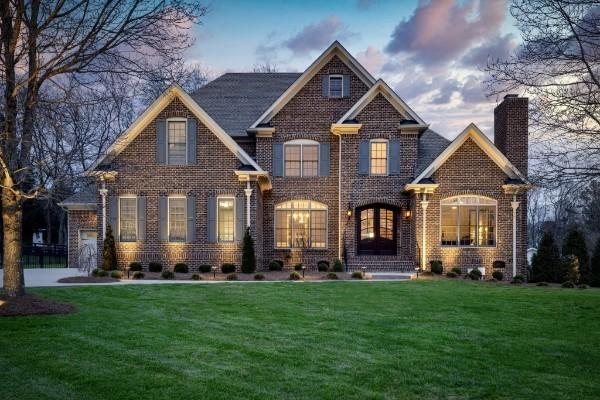 view of front of home featuring a yard