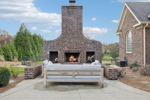 view of patio / terrace featuring an outdoor living space with a fireplace