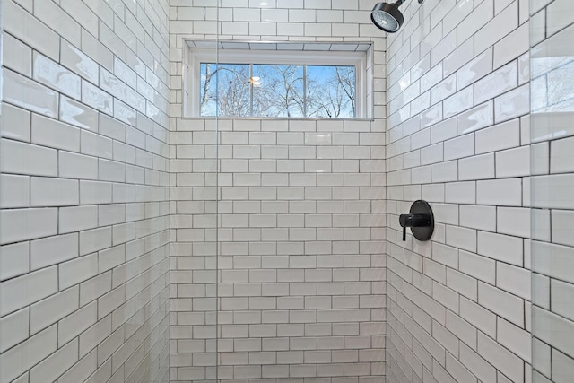 bathroom featuring a tile shower