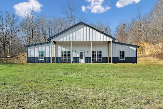 back of house featuring a yard