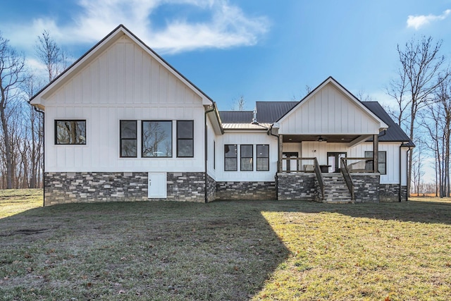 view of front of property with a front lawn, ceiling fan, and covered porch