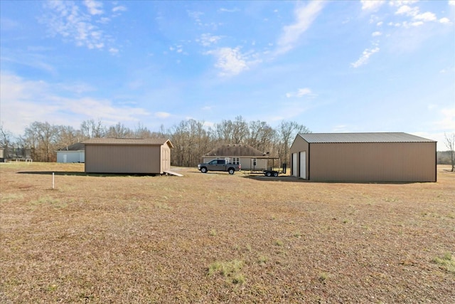 view of yard featuring a storage shed