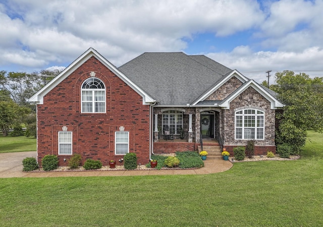 view of front of home featuring a front lawn