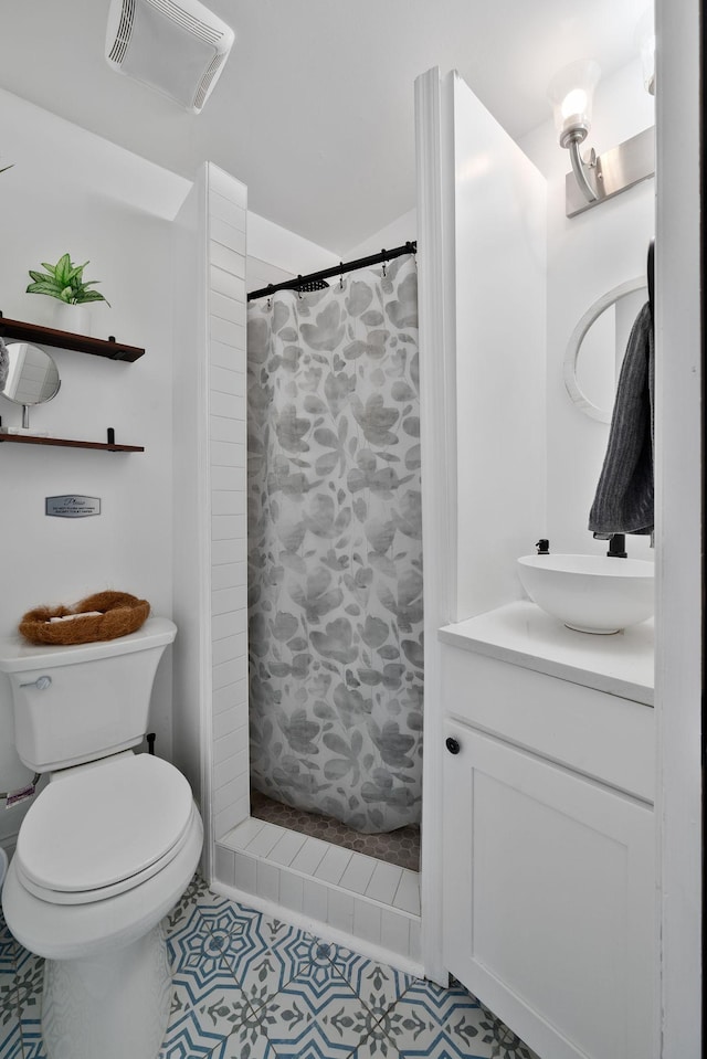 bathroom with vanity, toilet, and a shower with shower curtain