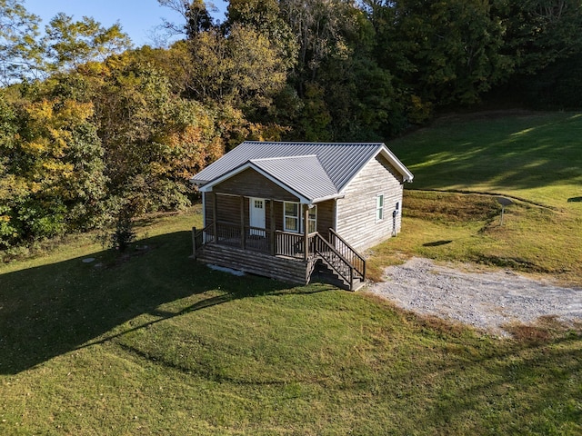 view of front facade featuring a front lawn and covered porch