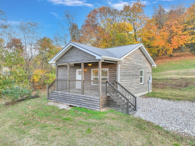 view of front facade with a front yard and covered porch