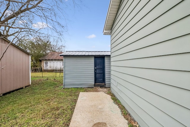 view of yard featuring a storage unit