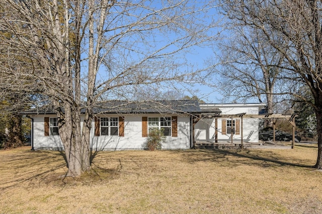 ranch-style house featuring a front lawn