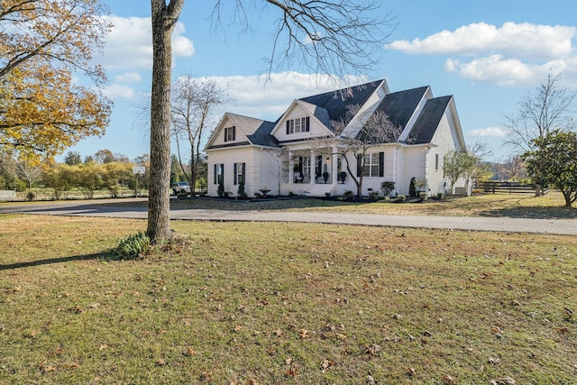 view of front of property featuring a front yard