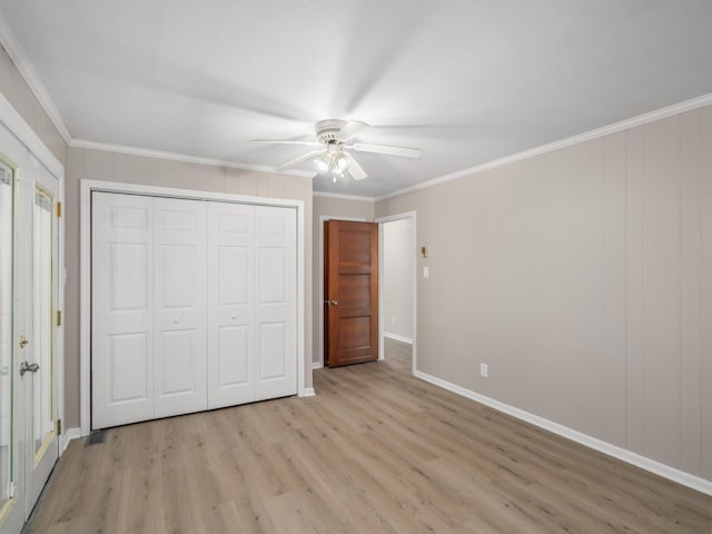 unfurnished bedroom featuring crown molding, light hardwood / wood-style flooring, a closet, and ceiling fan