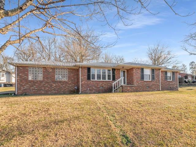 ranch-style home featuring a front lawn