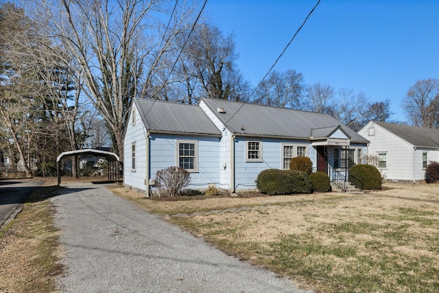 view of front of property with a carport and a front yard