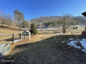 view of yard featuring a rural view