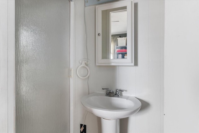 bathroom featuring sink